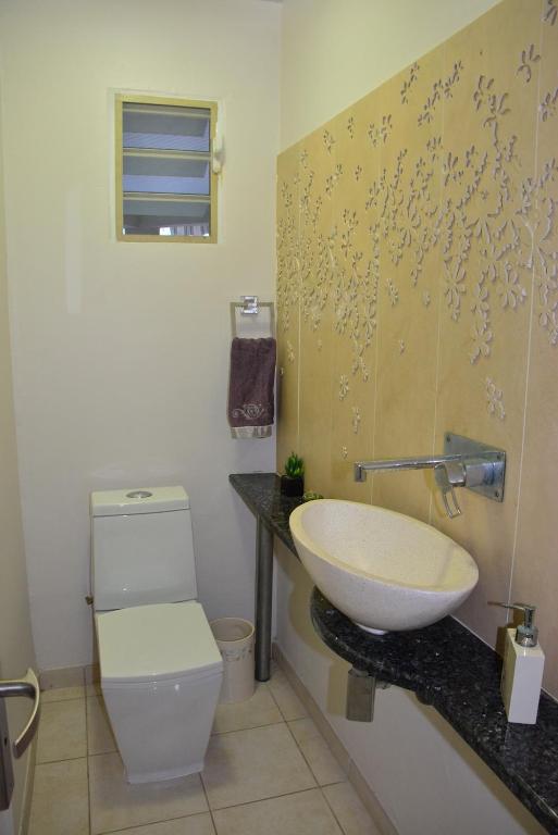 Bagno di Villa Améthyste avec grande piscine privée, jardin clos, parking privé
