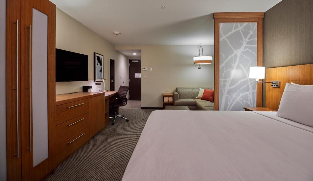 Postel nebo postele na pokoji v ubytování Hyatt Place Eugene/Oakway Center