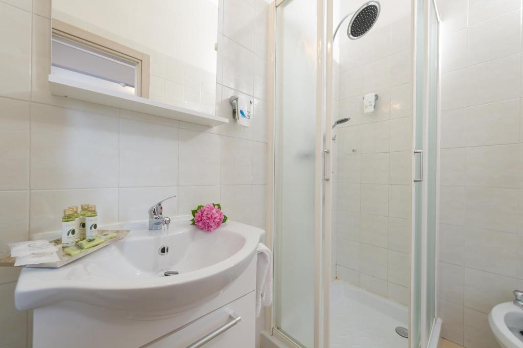 A bathroom at Albergo Battelli