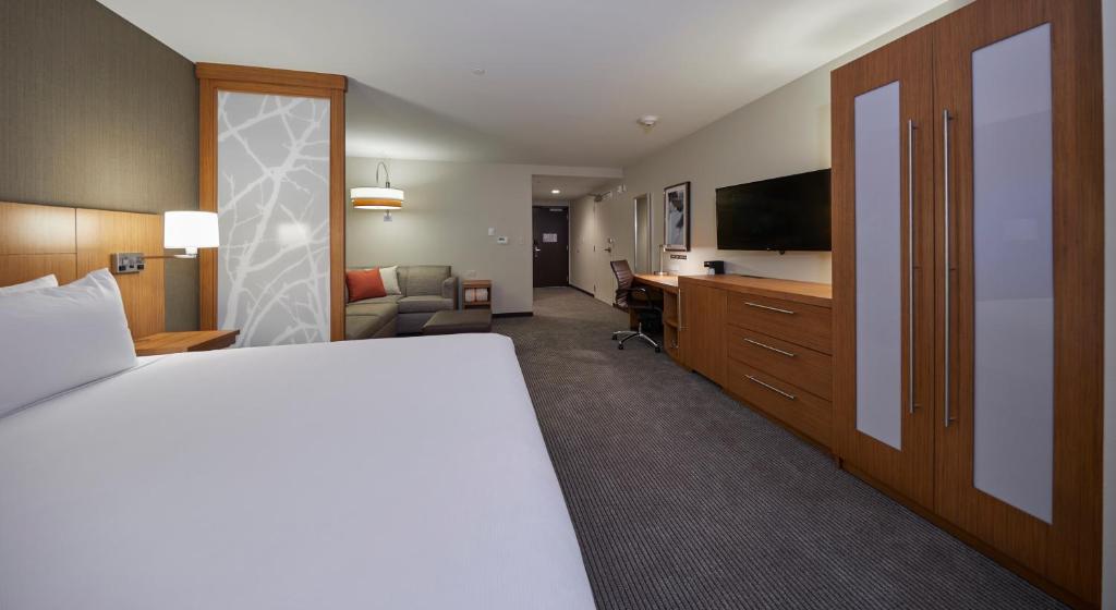 TV a/nebo společenská místnost v ubytování Hyatt Place Eugene/Oakway Center