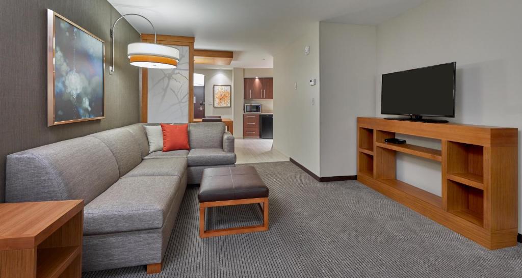 TV a/nebo společenská místnost v ubytování Hyatt Place Eugene/Oakway Center