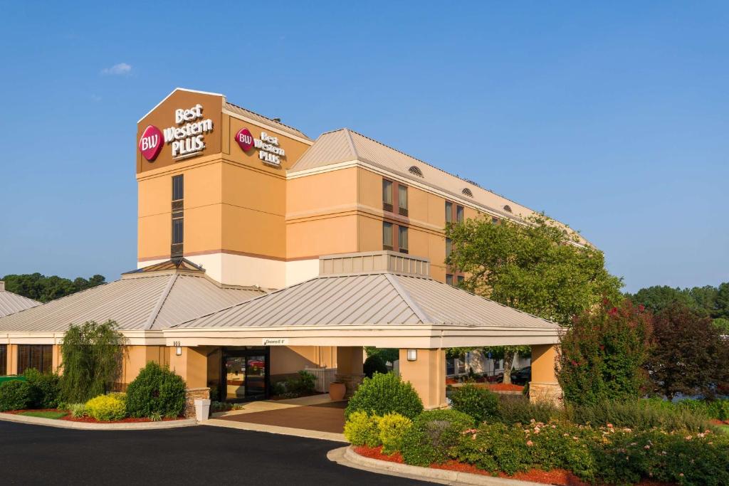 eine Darstellung der Vorderseite eines Hotels in der Unterkunft Best Western Plus Goldsboro in Goldsboro