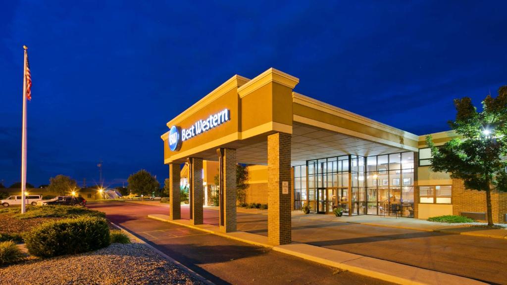 un magasin devant un centre commercial la nuit dans l'établissement Best Western Kelly Inn - Yankton, à Yankton