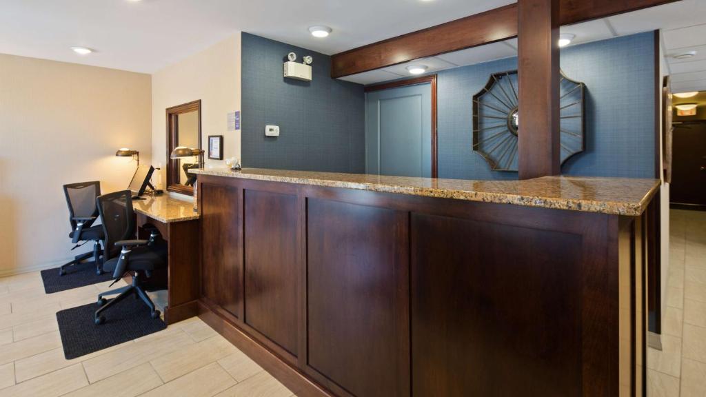 a bar in a dental office with a desk at Best Western Mermaid in Yarmouth