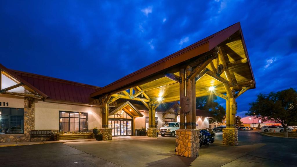 un edificio con un estacionamiento por la noche en Best Western Ramkota Hotel, en Rapid City