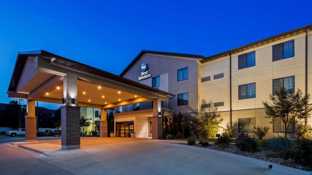 uma prestação de um hotel com estacionamento em Best Western North Edge Inn em Dodge City
