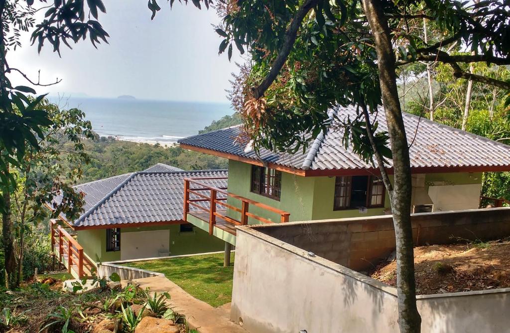 ウバトゥバにあるBurung Flats Itamambuca - Hospedagem com vista para o marの海の見える家