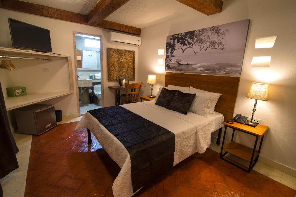 Кровать или кровати в номере Life is Good Cartagena Hostel