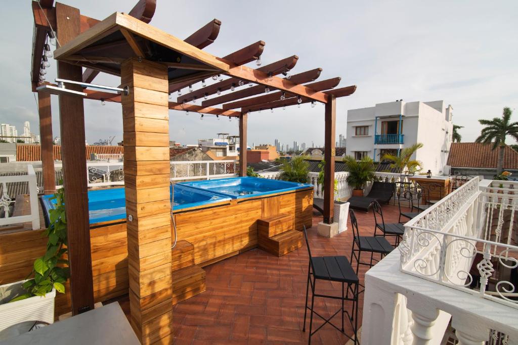 Bazén v ubytování Life is Good Cartagena Hostel nebo v jeho okolí
