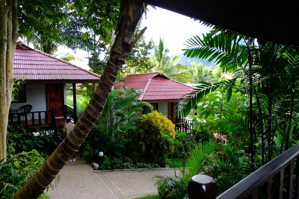 una palmera frente a una casa en Kiriraya Resort, en Ao Nang Beach