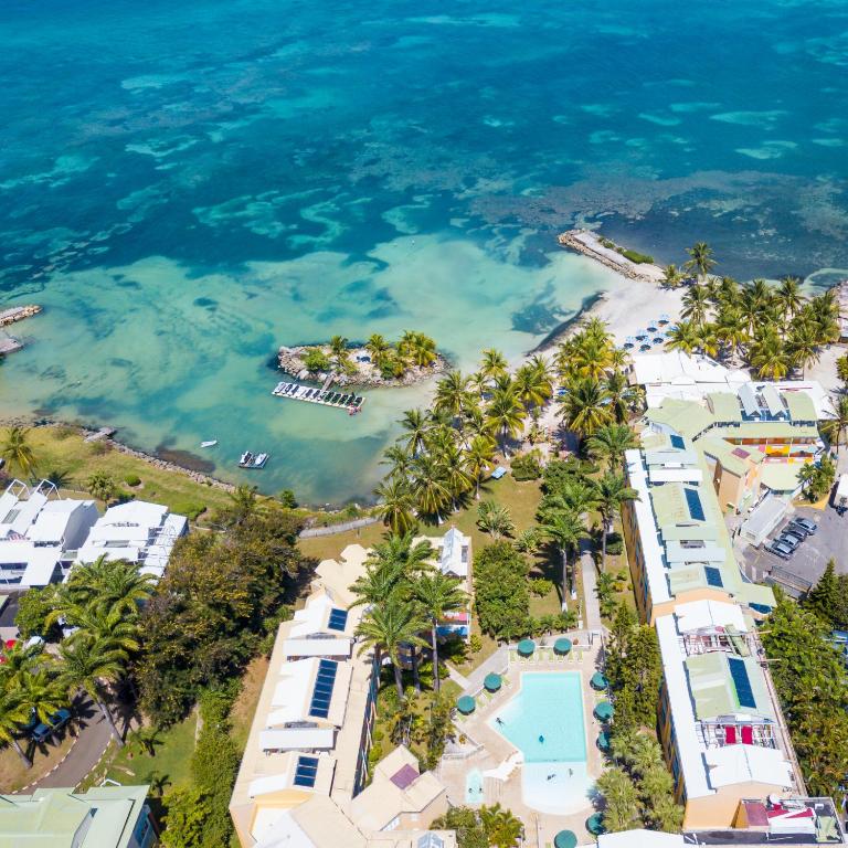 Una vista aérea de un resort y el océano. en Canella Beach Hotel, en Le Gosier