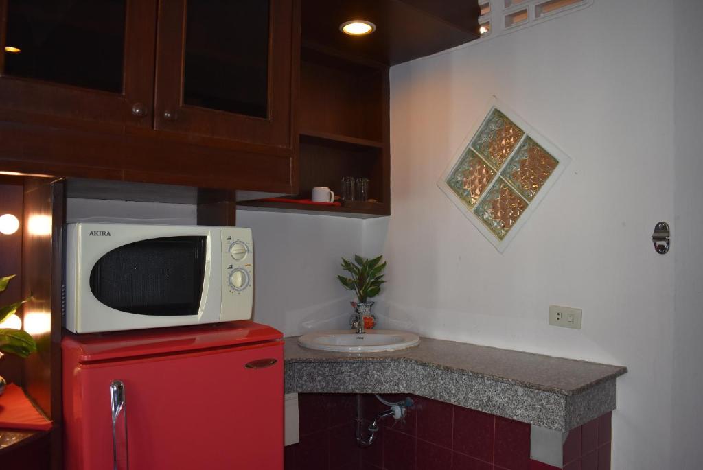 Kuchyň nebo kuchyňský kout v ubytování Karon Cafe Inn