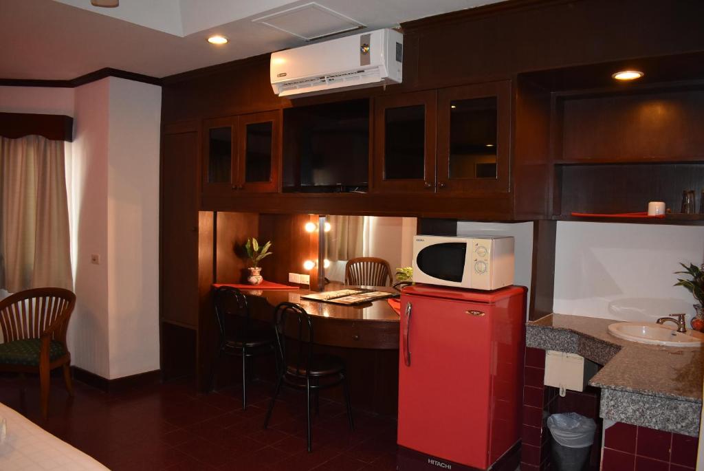 Kuchyň nebo kuchyňský kout v ubytování Karon Cafe Inn