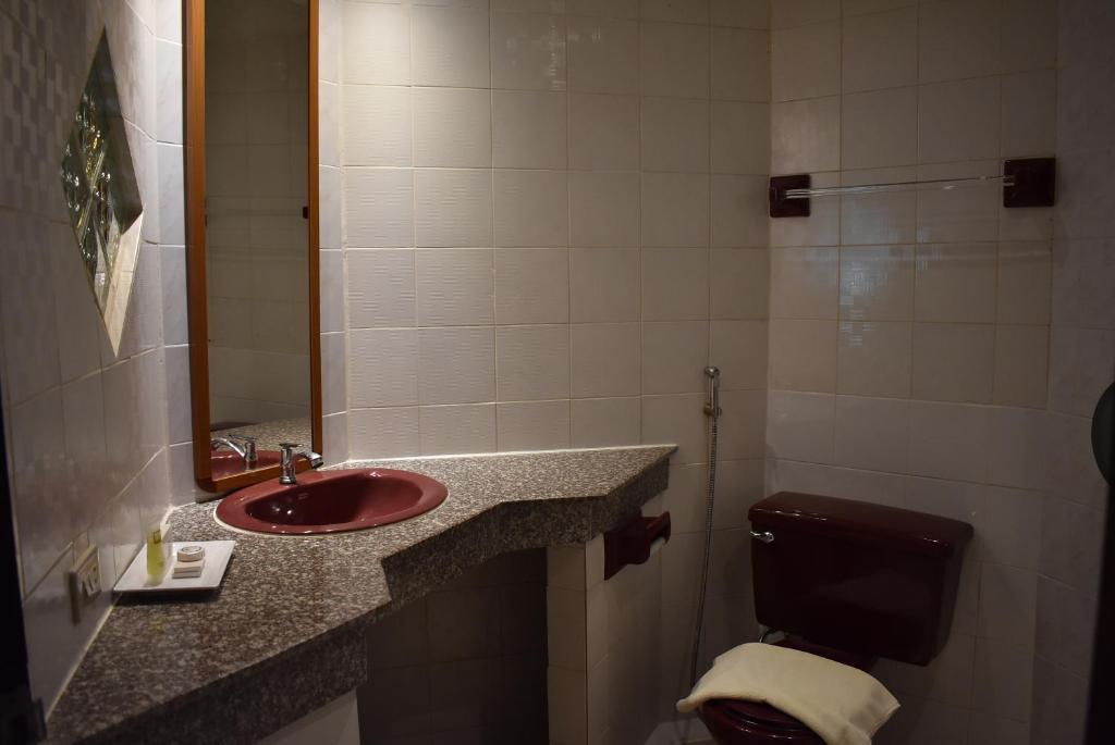 Koupelna v ubytování Karon Cafe Inn