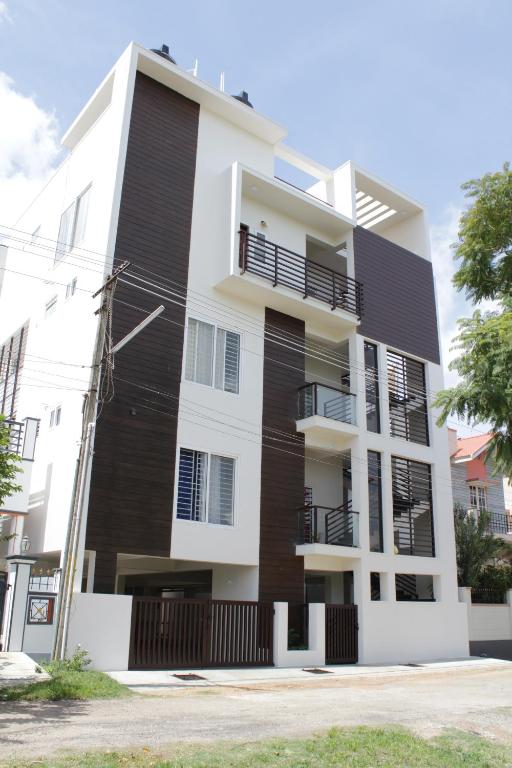 ein Apartmenthaus mit einer schwarz-weißen Fassade in der Unterkunft Sam's Terrace in Chikmagalur