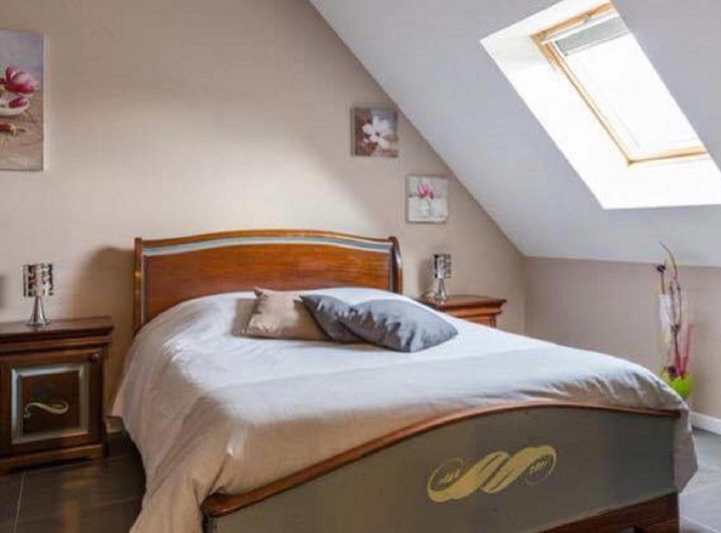 A bed or beds in a room at Gîte Spa Sauna Piscine CÔTÉ VERGER Merxheim Alsace