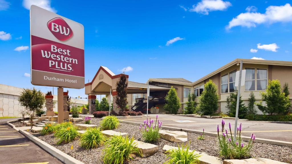 ein bestes westliches Plus-Schild vor einem Gebäude in der Unterkunft Best Western Plus Durham Hotel & Conference Centre in Oshawa