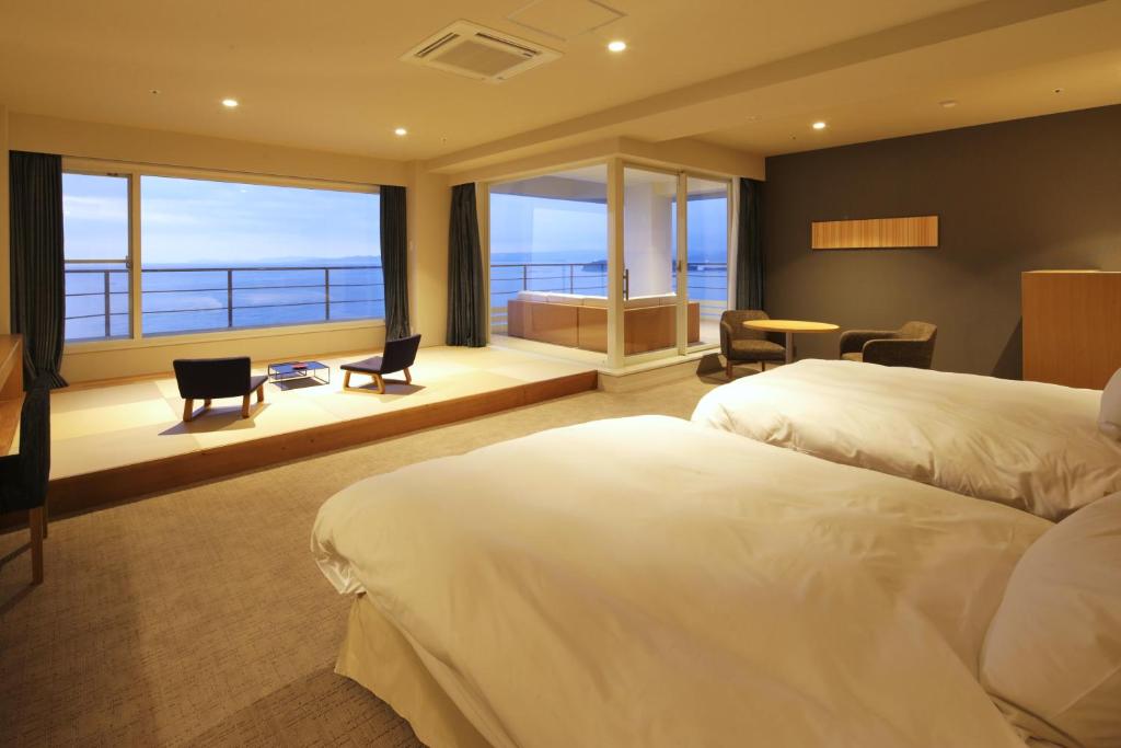 Postel nebo postele na pokoji v ubytování Shirahama Key Terrace Hotel Seamore
