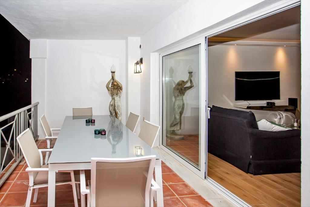 Телевизор и/или развлекательный центр в Luxury Apartments with private swimming pool