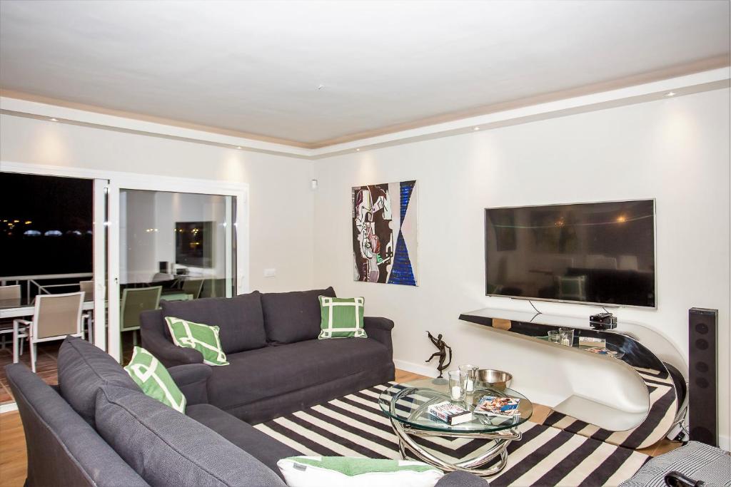 Телевизор и/или развлекательный центр в Luxury Apartments with private swimming pool