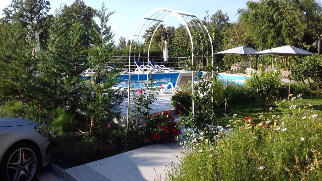 Basen w obiekcie Apartments Garden Residence Opatija lub w pobliżu
