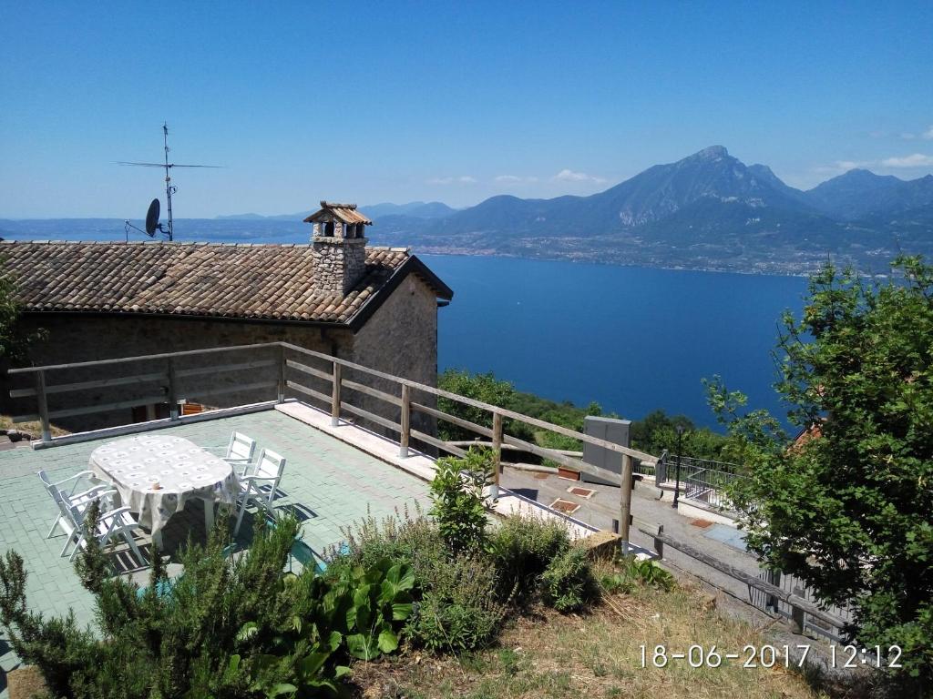 uma casa com vista para uma massa de água em Casa Rita em San Zeno di Montagna