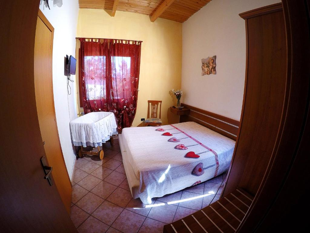CorbaraにあるAgriturismo A do' Cumparoneの窓付きの部屋にベッド付きのベッドルーム1室があります。