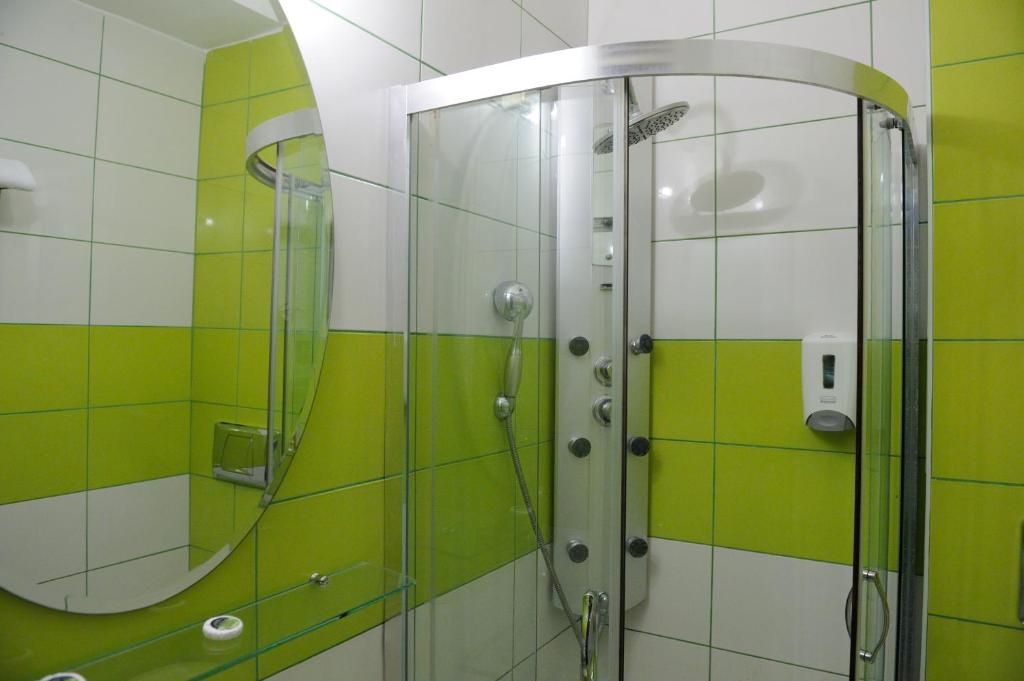 Koupelna v ubytování Adonis City Hotel