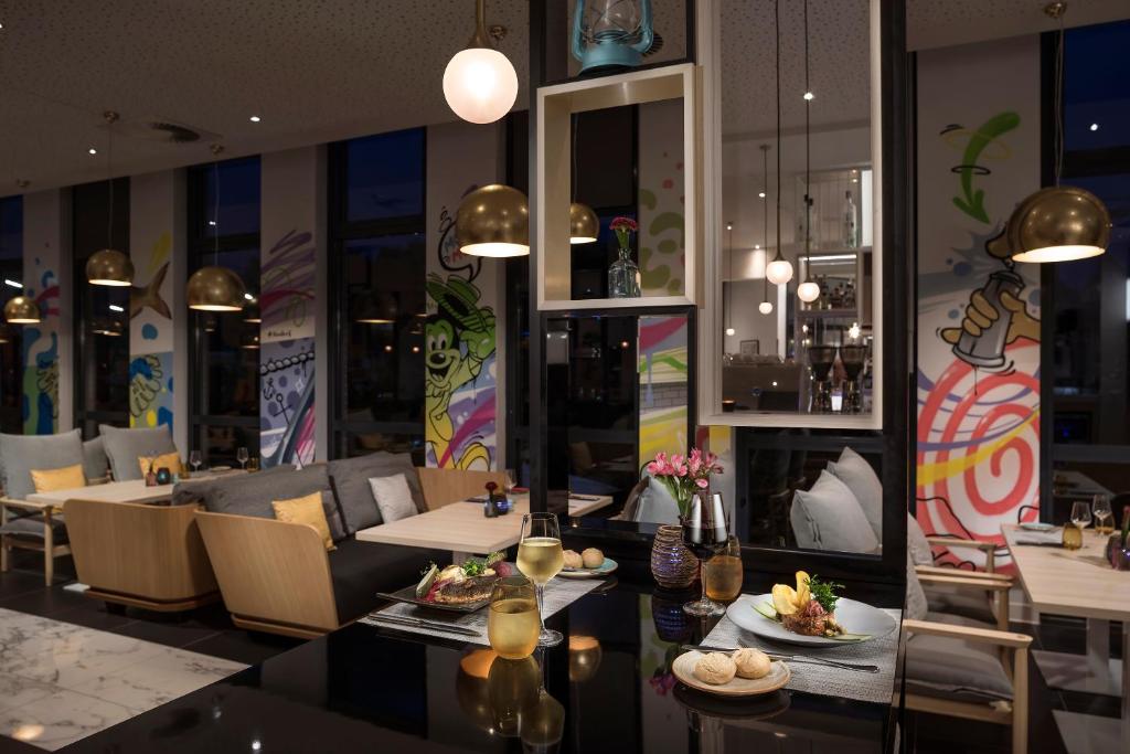 Posezení v ubytování INNSiDE by Meliá Hamburg Hafen