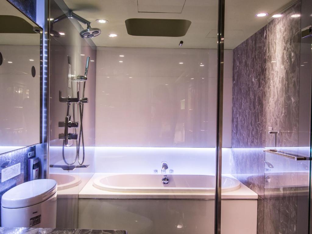 Koupelna v ubytování inhouse Hotel