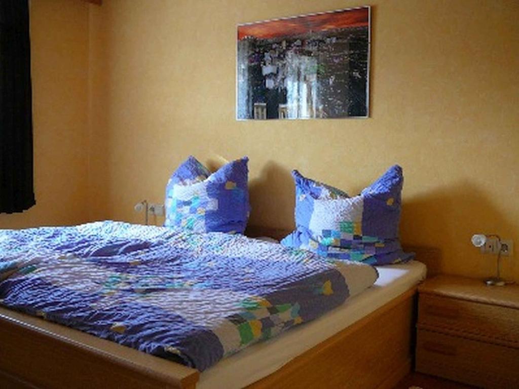 フロイデンシュタットにあるHaus Kratzmeierのベッドルーム1室(青いシーツと枕のベッド1台付)