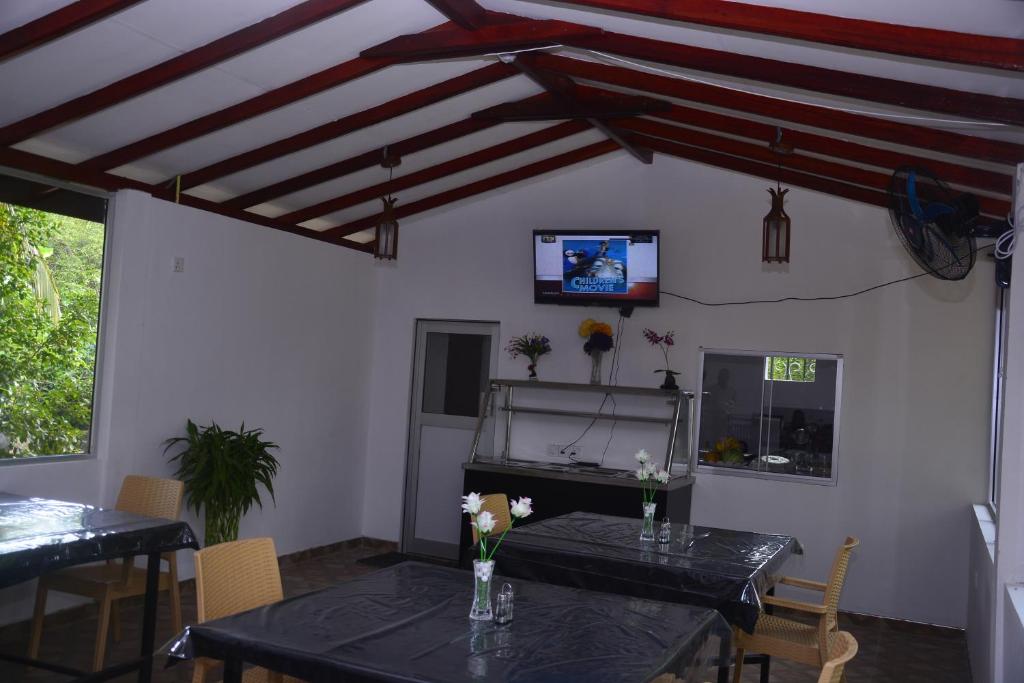 TV a/nebo společenská místnost v ubytování Livinginn Polonnaruwa