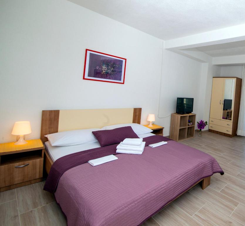 Ein Bett oder Betten in einem Zimmer der Unterkunft Apartments Kova&#x10D;i&#x107;