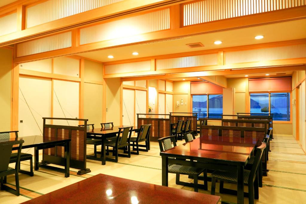 Restaurace v ubytování Tsuruga Sazanami Resort Chobei