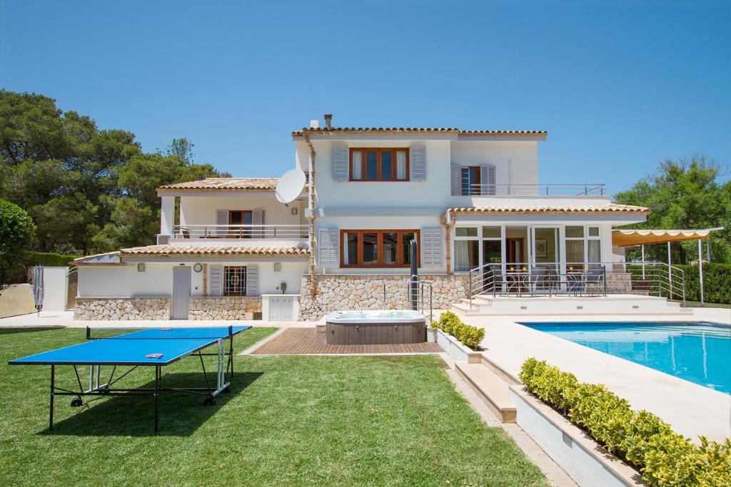 une villa avec une piscine et une maison dans l'établissement Can Barbas, à Port de Pollença