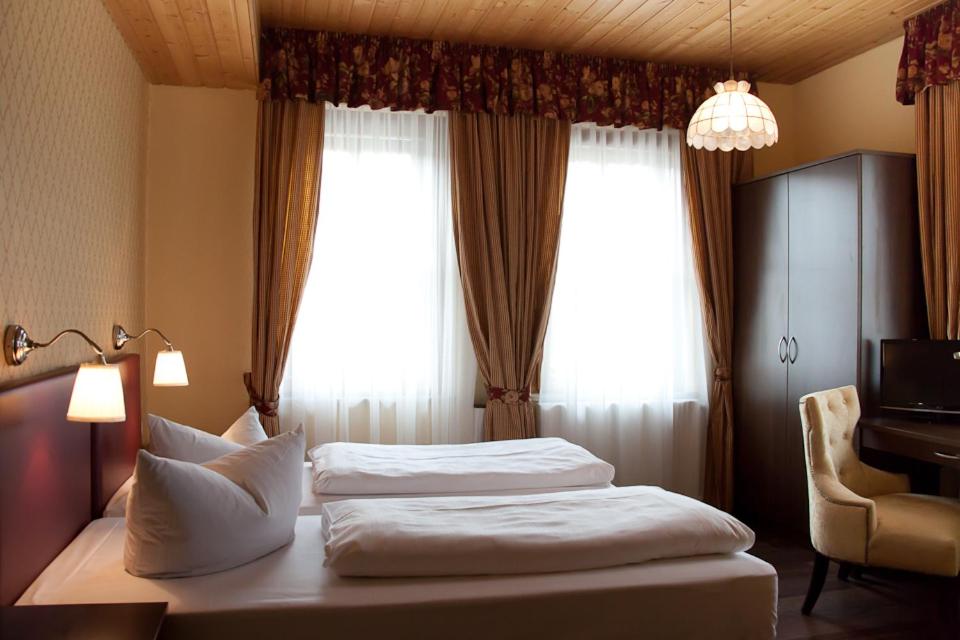 Postel nebo postele na pokoji v ubytování Gasthof - Hotel zur Post