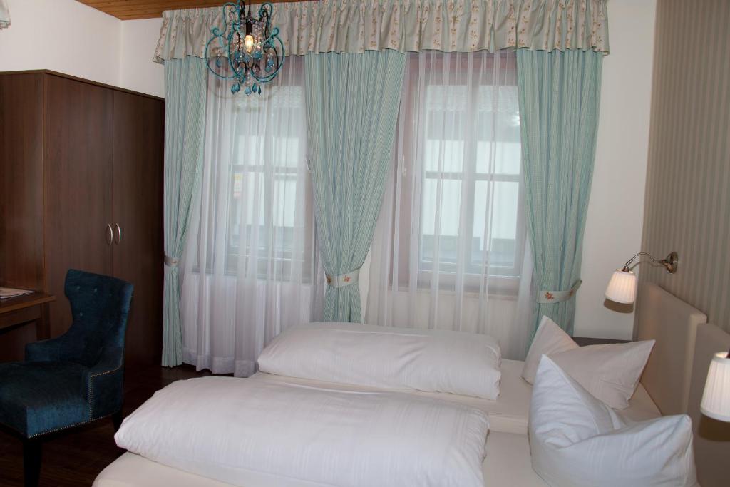 Postel nebo postele na pokoji v ubytování Gasthof - Hotel zur Post
