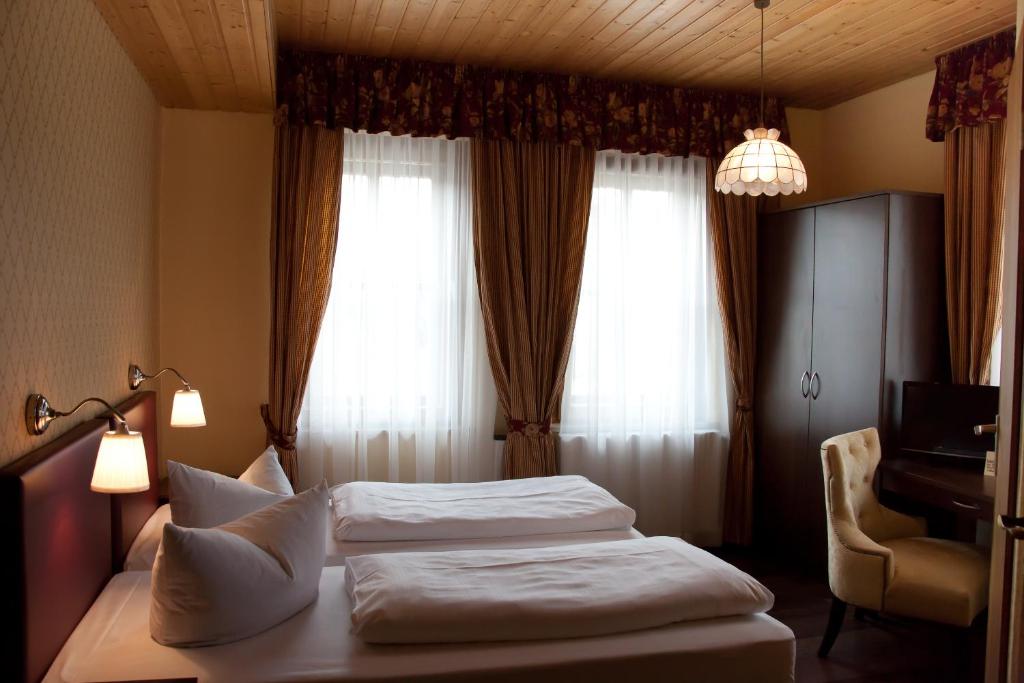 Postel nebo postele na pokoji v ubytování Gasthof - Hotel zur Post