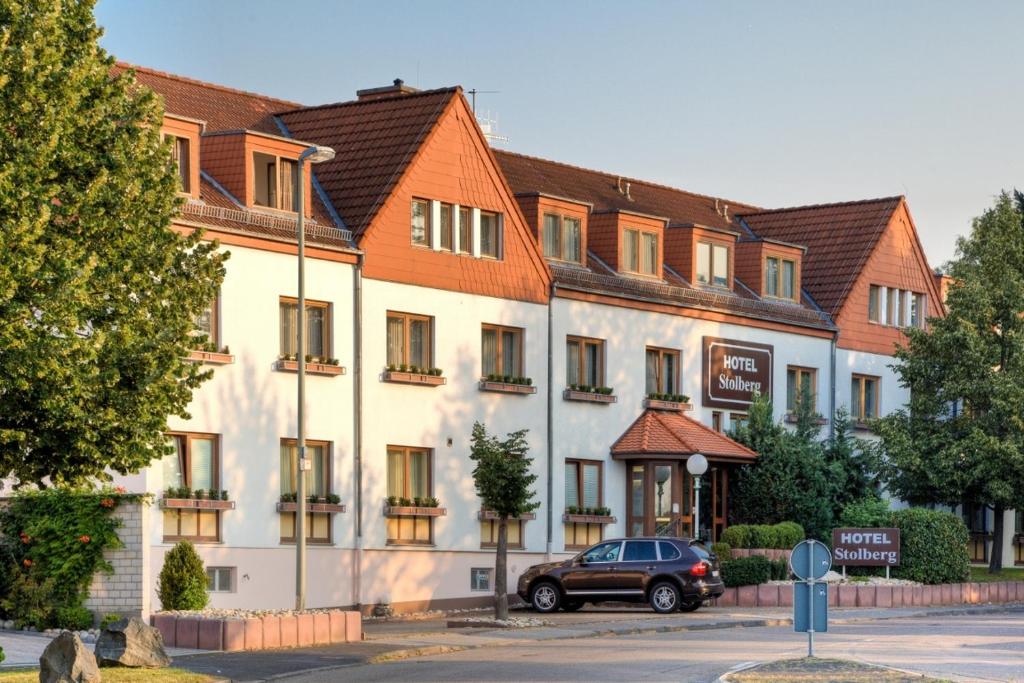 ein Gebäude mit einem davor geparkt in der Unterkunft Hotel Stolberg in Wiesbaden