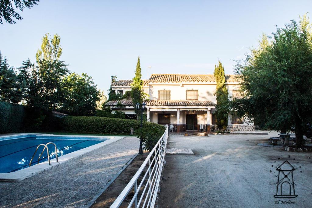 Bazén v ubytování Finca El Molino nebo v jeho okolí