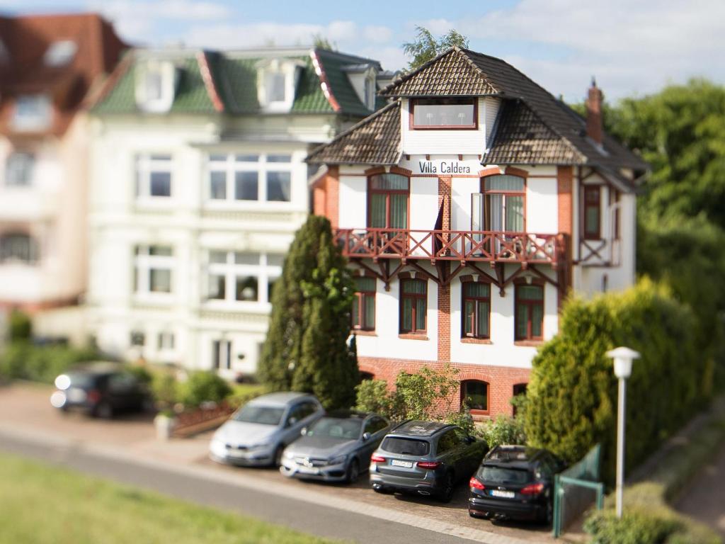 a model of a house with cars parked in front of it at Hotel Villa Caldera in Cuxhaven