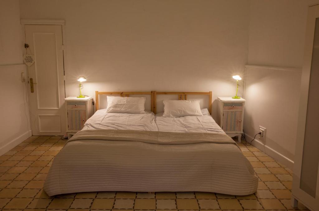 ジローナにあるB&B Placa Bell-Llocのベッドルーム1室(大型ベッド1台、ナイトスタンド2台付)