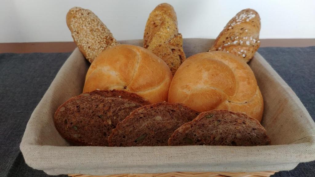 ポダースドルフ・アム・ゼーにあるFerienherbergen S & J Zeiszのパンとパンが入ったかご
