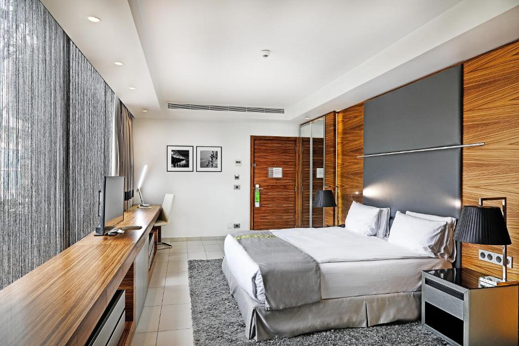 Postel nebo postele na pokoji v ubytování Warwick Stone 55 Hotel Beirut