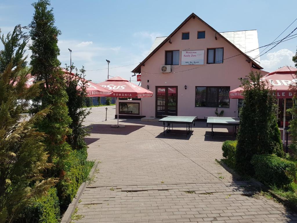a building with a picnic table in front of it at Pensiunea Family Zone in Roşiori de Vede