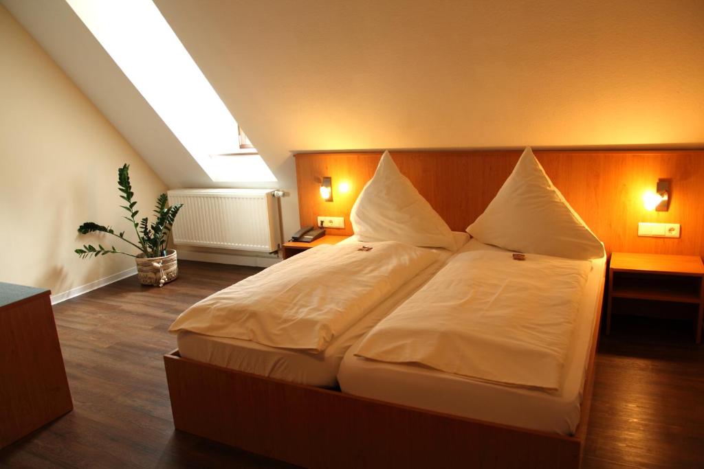 Postel nebo postele na pokoji v ubytování Hotel Folklorehof