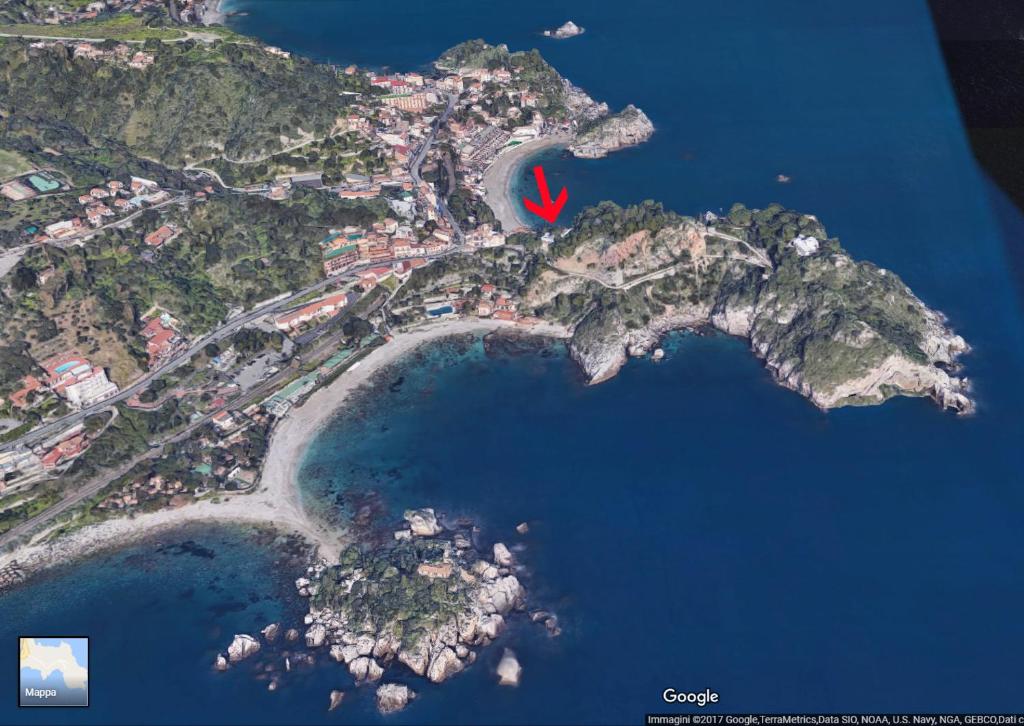 une île avec un point rouge sur la carte dans l'établissement Dedalus, à Taormine