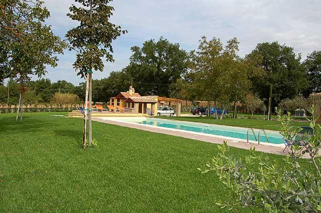 un patio con piscina y una casa en Casavacanze Sant'Eugenia, en Attigliano