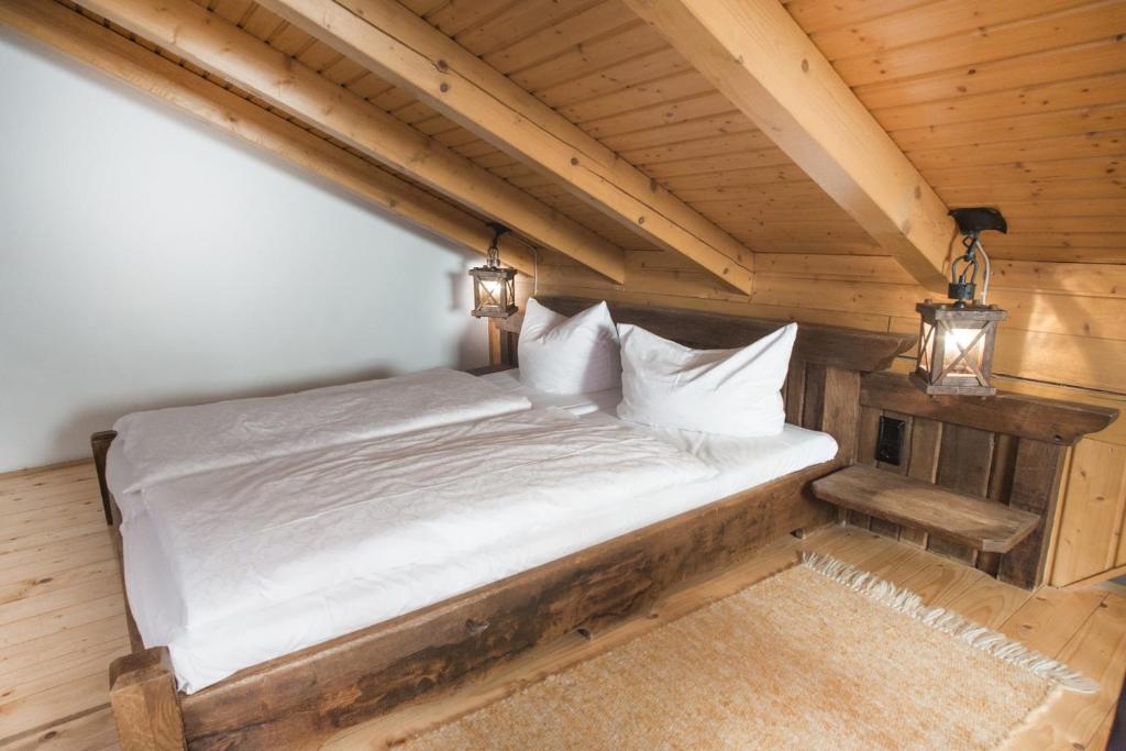 Postel nebo postele na pokoji v ubytování Reit-und Sporthotel Nordmann