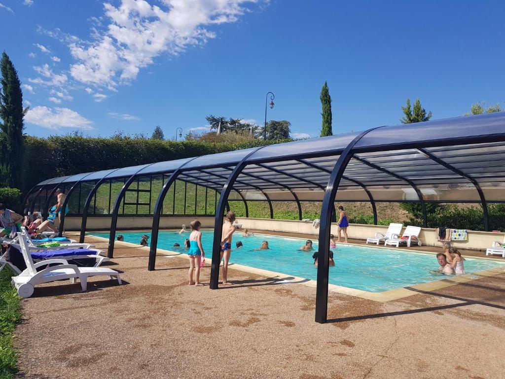 Bazén v ubytování Camping La Grappe Fleurie nebo v jeho okolí